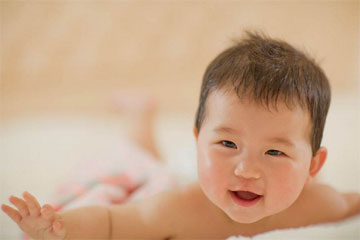 何姓男寶寶取名寶典：精選好名，寓意深遠