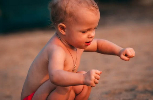 屬蛇寶寶取名，蛇寶寶取名攜王帶水富的流油!